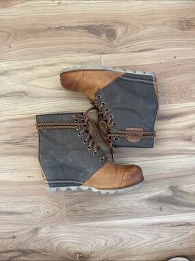 Sorel Two-Tone Brown and olive  wedge Women’s Boots